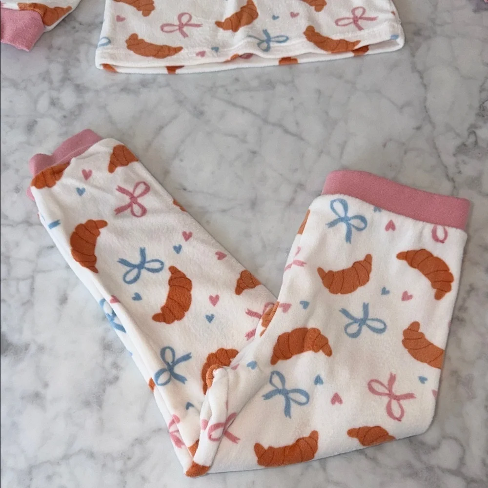 Charming Kids Pajama Set with Croissant and Bow Design 4Y